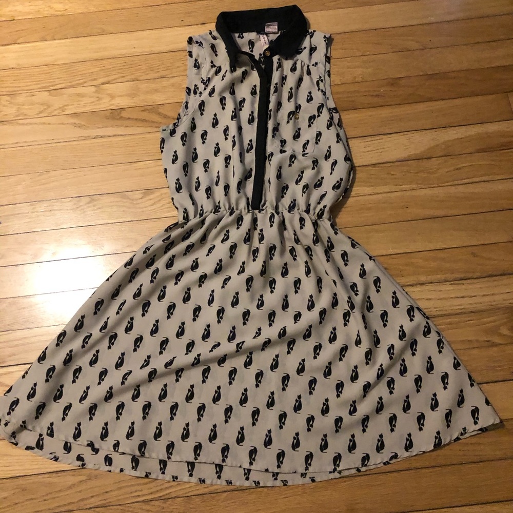 Sleeveless collared dress with cat print